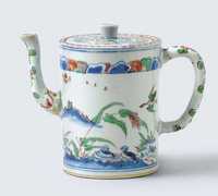 17TH CENTURY A RARE LATE MING WUCAI CYLINDRICAL WINEPOT AND COVER